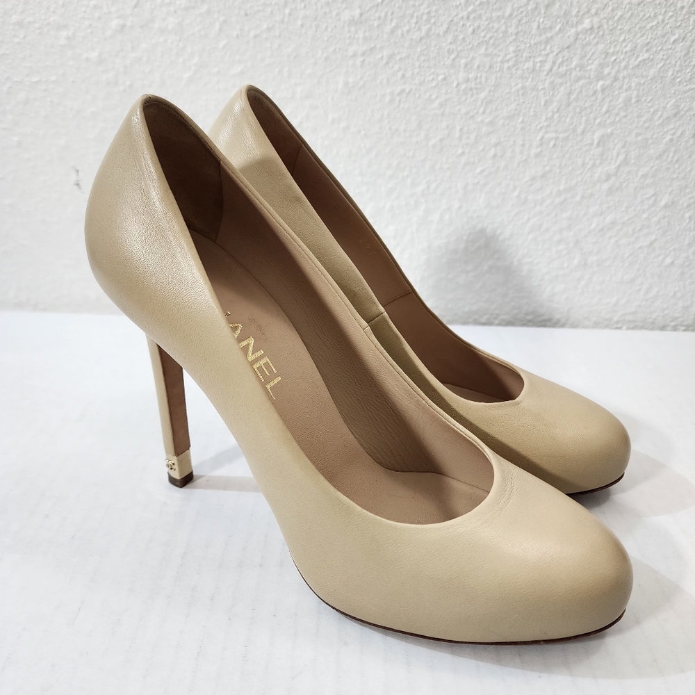 Chanel Women Beige Leather Classic Round Toe High Heel Pumps Logo 39.5